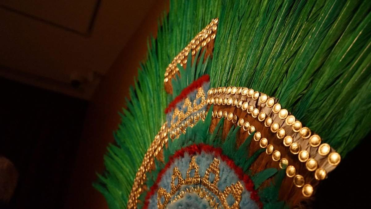 El Penacho de Moctezuma es una tocado compuesto por valiosas plumas, oro y piedras preciosas. Fuente: (Twitter)