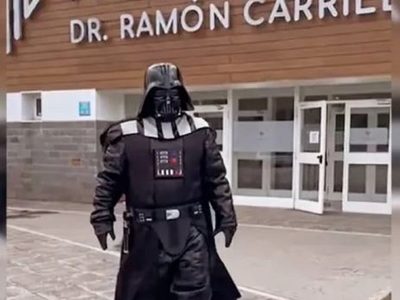 Un vecino sorprendió en su día a los niños internados en el Ramón Carrillo con un disfraz de Darth Vader