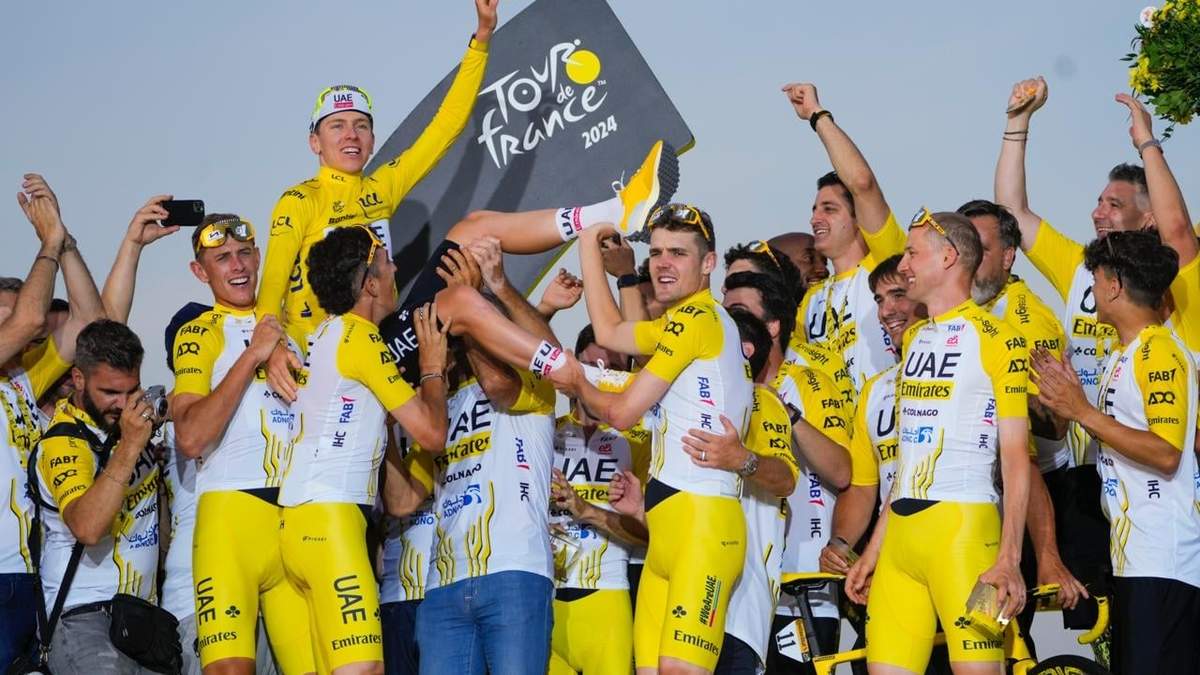 El esloveno Tadej Pogacar celebra con su equipo tras ganar la contrarreloj entre Mónaco y Niza de la 21ma etapa para ganar el Tour de Francia el domingo 21 de julio del 2024.