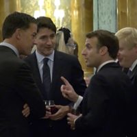 Trudeau, Jonhson y Macron se ríen de Trump; él llama "doble cara" al canadiense (VIDEO)