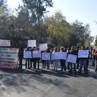 Profesores bloquean avenida en demanda de pago; universitarios marchan para exigir clases