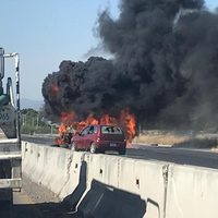 Atacan comandancia de policía en Celaya e incendian autos en la huida; hay un muerto (Video)