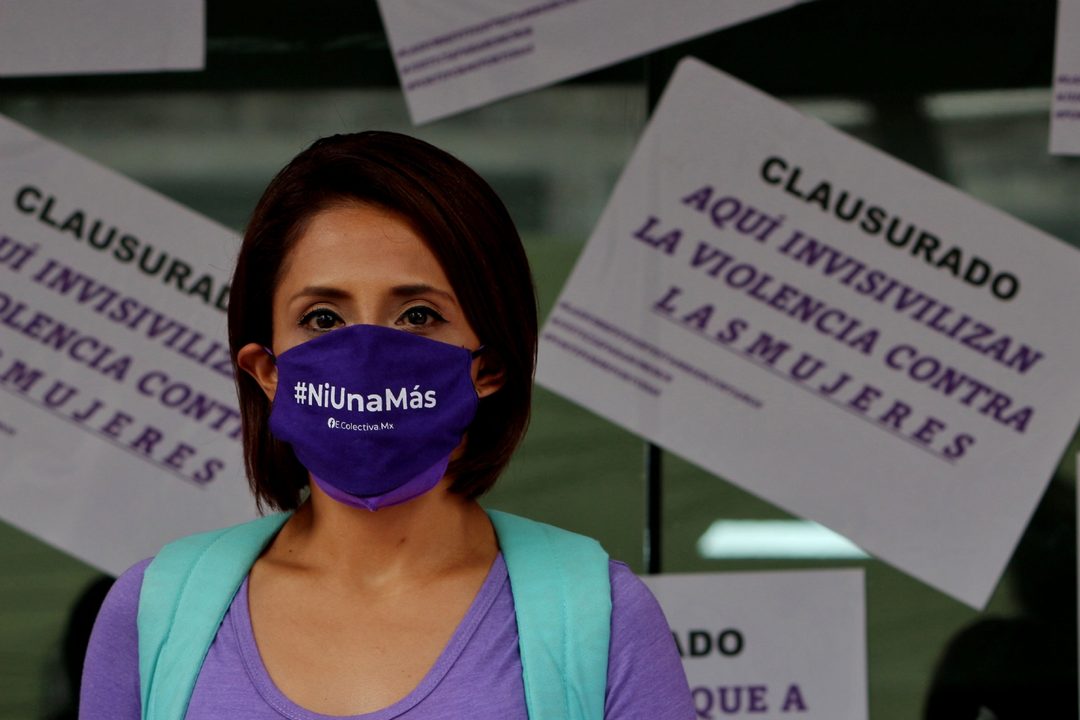 7. Madres de mujeres desaparecidas y víctimas de intento de feminicidio bloquearon la entrada principal de la Fiscalía General de la CDMX, exigieron justicia y que la titular de la dependencia Ernestina