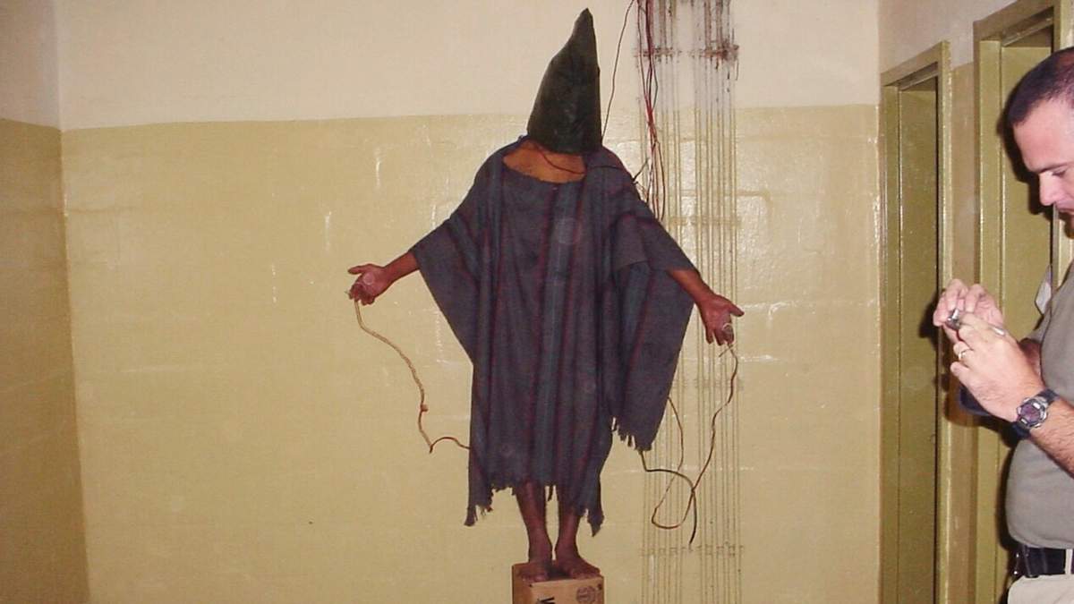 En esta imagen de 2003 se ve a un detenido no identificado de pie sobre una caja, con una bolsa sobre la cabeza y con alambres sujetos a su cuerpo, en la prisión Abu Ghraib, en Bagdad, Irak
