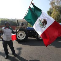 Con tractores, agricultores protestan en la Cámara de Diputados contra la Ley de Aguas