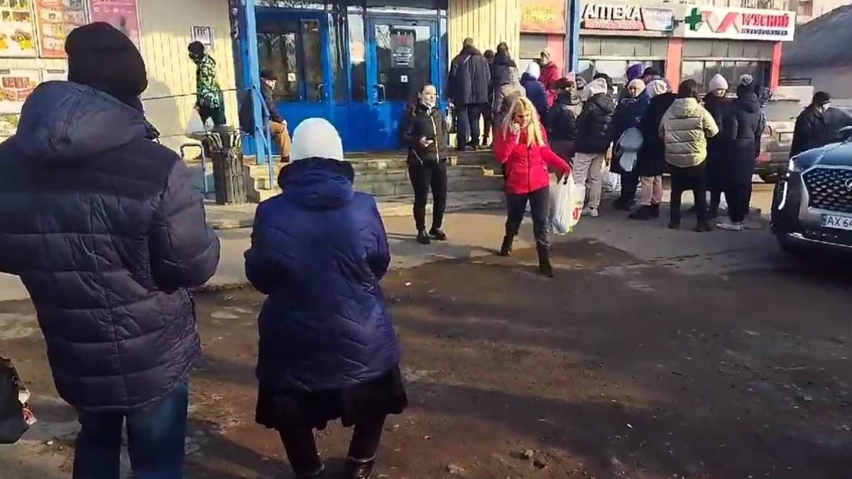Filas en supermercados en Sloviansk, en el Donbás, donde esta mañana se han escuchado varias explosiones.