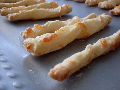 Palitos de queso sin harinas y sin freír: una receta crocante y deliciosa para la picadita del finde