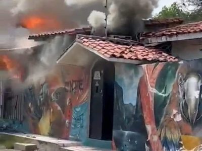 Maestros de SNTE-CNTE vandalizan oficinas de partidos políticos en Chiapas