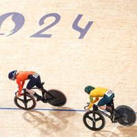 Ciclistas chocan durante prueba de velocidad en París 2024 (Video)