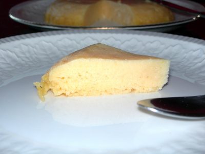 Torta flan de coco sin horno, sin azúcar y lista en 5 minutos: ideal para acompañar con el mate