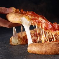 Pizza con bordes rellenos: resolvé la próxima juntada con amigos con esta receta que es un verdadero éxito