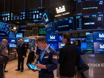 Las acciones operaron a la baja en el comienzo de semana