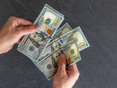 El dólar oficial se recalentó y cerró con una suba de $15