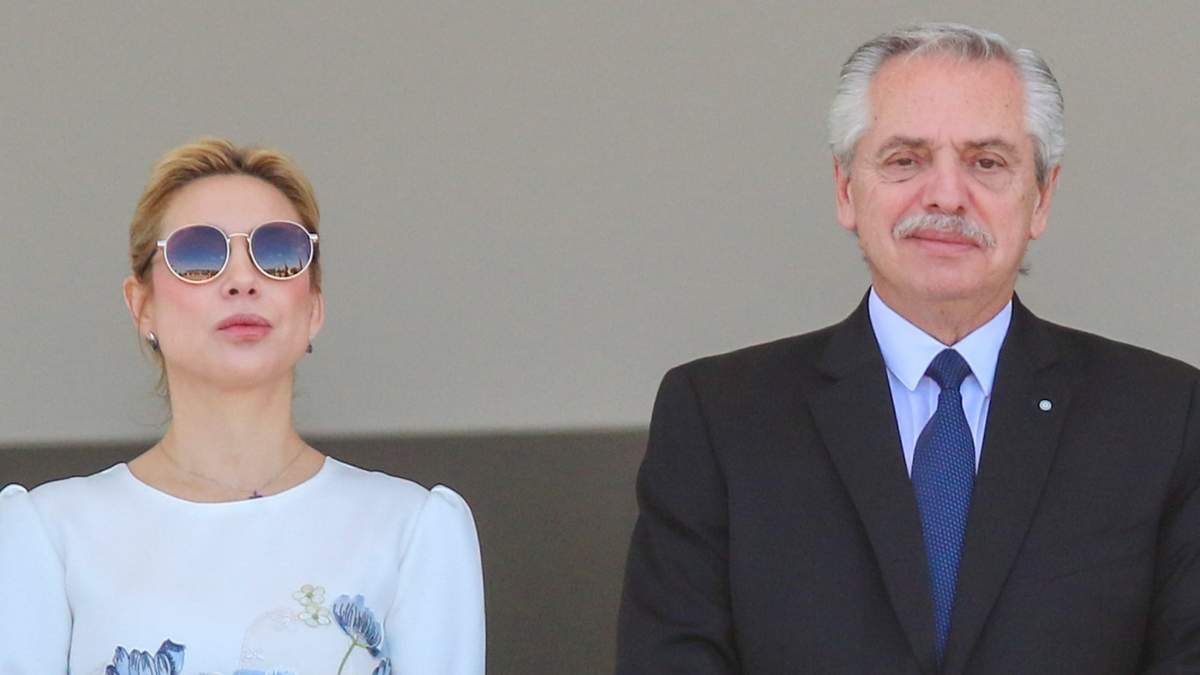 Fabiola con lentes oscuros y Alberto Fernández