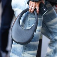 Las bandoleras no van más: mirá cuáles son los bolsos en tendencia que prometen completar todos tus looks en invierno