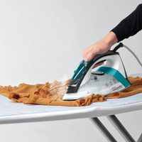 El truco infalible para limpiar tu plancha de ropa y dejarla como recién comprada