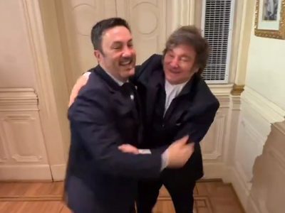 El curioso video de la reunión de Gabinete musicalizado con una canción de James Brown