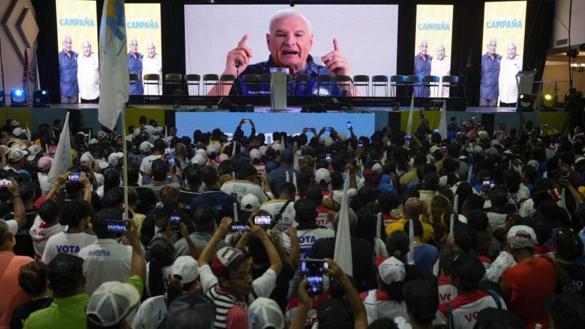 El expresidente Ricardo Martinelli envía un mensaje en video a los partidarios del candidato presidencial José Raúl Mulino durante un acto de clausura de campaña en la Ciudad de Panamá