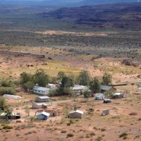 Dos muertos y una docente herida en la explosión de una escuela albergue de Aguada San Roque