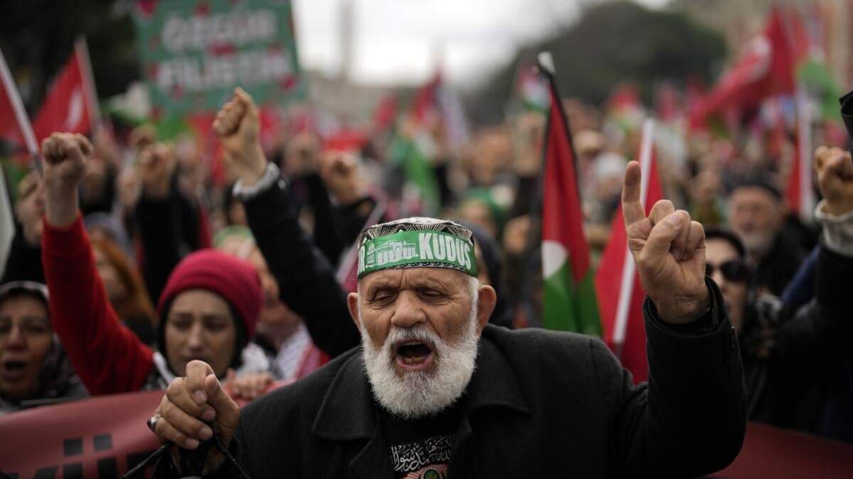 Gente manifestándose en apoyo de los palestinos en la Franja de Gaza durante una marcha de protesta en Estambul, Turquía, el sábado 17 de febrero de 2024, durante los combates entre Israel y Hamás