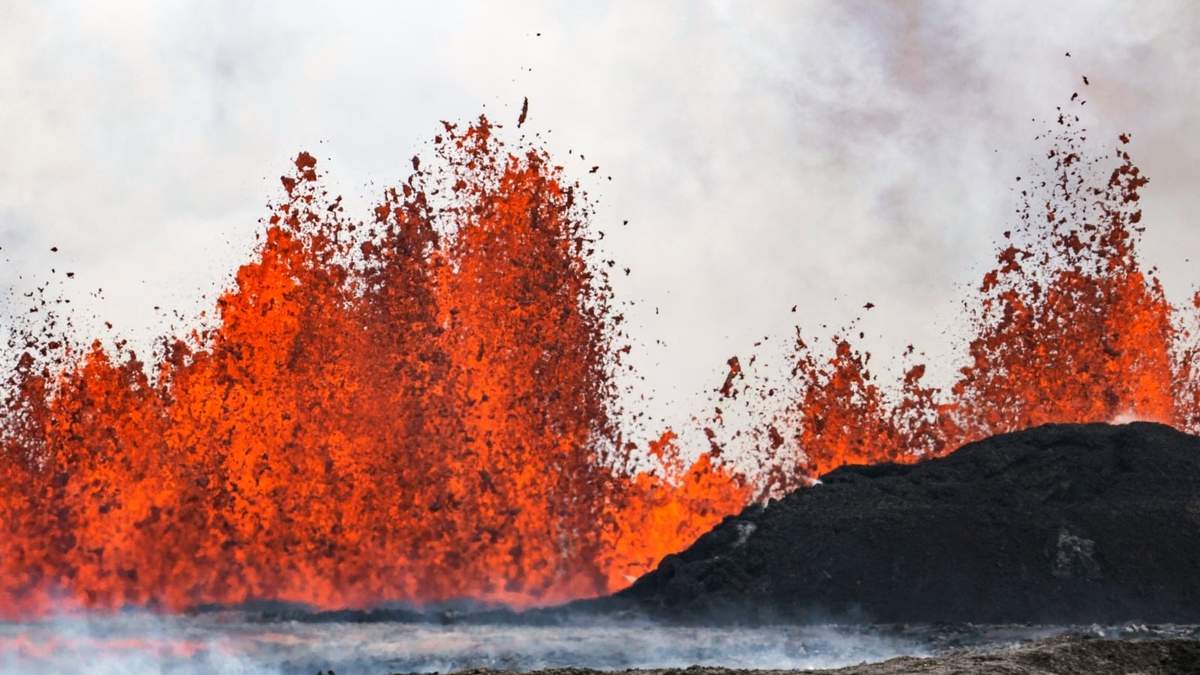 Un volcán expulsa lava en Grindavik este miércoles