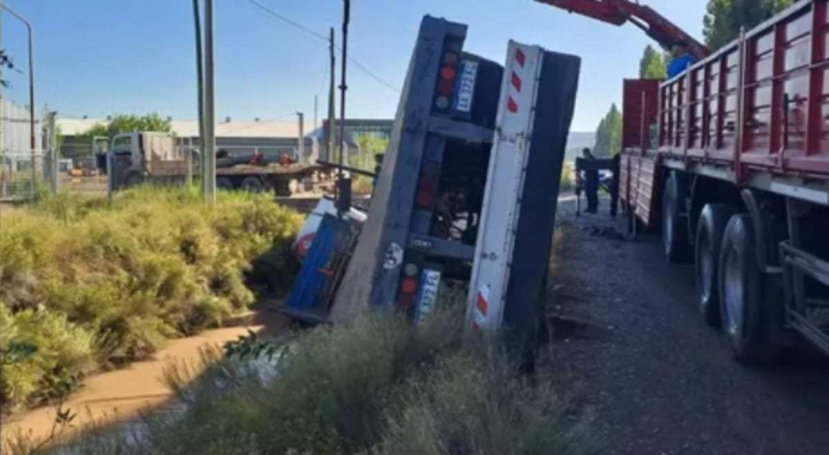 Así quedó el rodado en el que transitaba el camionero. Fuente: (Policía de Neuquén)