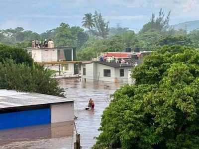 Fallecen dos personas y miles resultan afectadas por inundaciones y deslaves en Veracruz