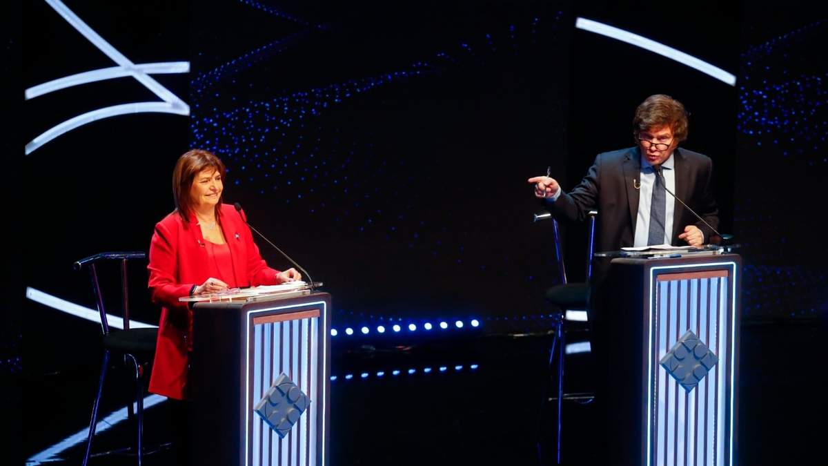 Javier Milei se dirige a su rival Patricia Bullrich