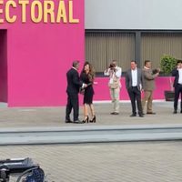 Santiago Nieto y Carla Humphrey se besan frente al INE antes del debate (Video)