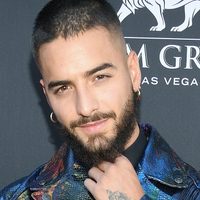 ¡No lo vas a creer! Maluma se pone romántico y "toquetón" en la playa ¡con más de uno!