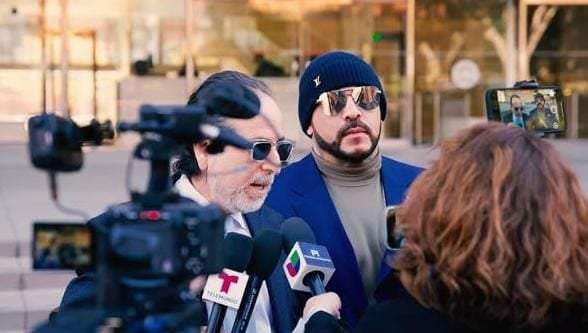 Ángel del Villar y su abogado hablan con los medios de comunicación afuera del juzgado donde se llevó su juicio