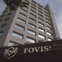 Trabajadores denuncian créditos Fovissste "leoninos" e "impagables"; piden que intervenga AMLO