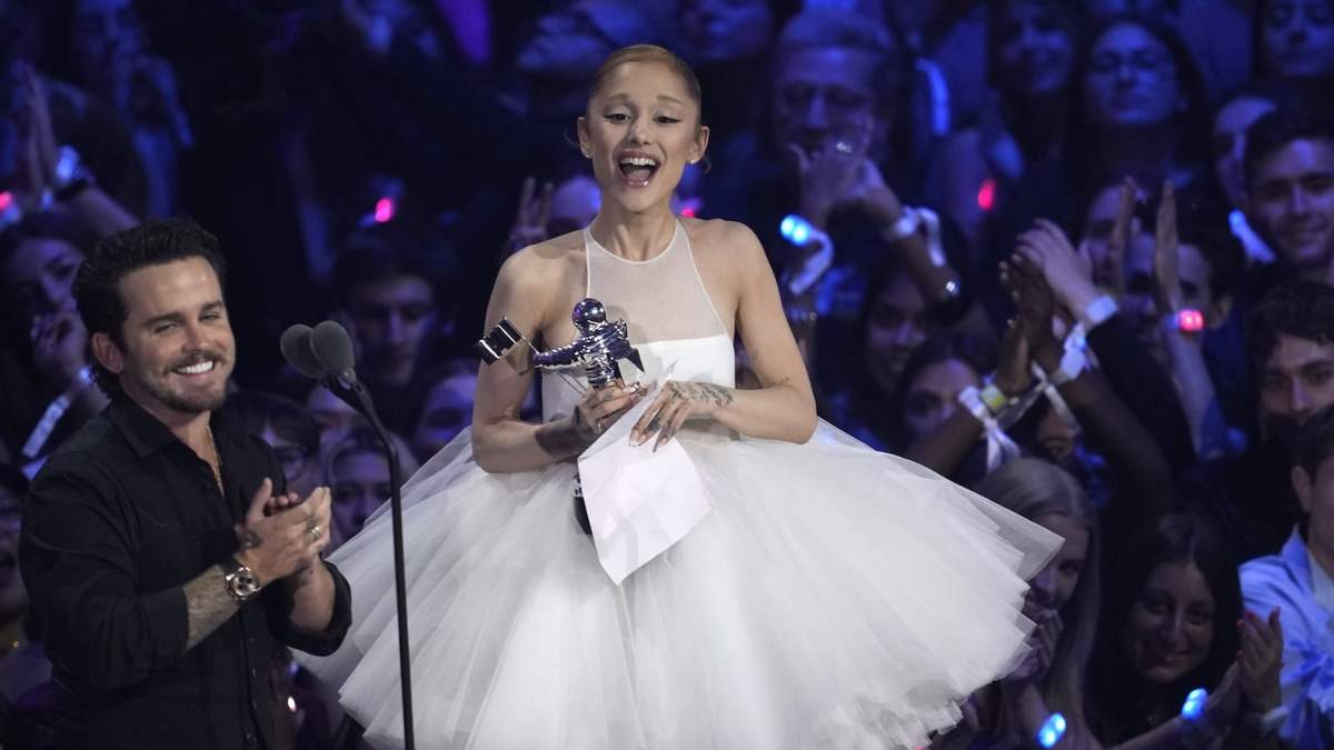 Christian Breslauer, a la izquierda, y Ariana Grande reciben el premio al video del año por "Brighter Days Ahead"