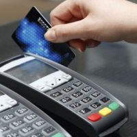 Respiro al bolsillo de los jubilados: anticipan reintegros en las compras con tarjeta de débito