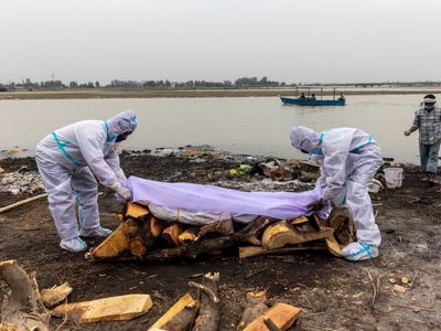 Hallazgo atroz sacude a la India: descubren más de 70 cuerpos flotando en un río