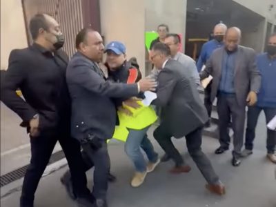Defensores públicos piden intervención de Brugada para mejora laboral; protagonizan altercado