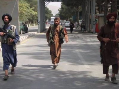 Los talibán ordenan que las mujeres usen el hiyab y que trabajen separadas de los hombres