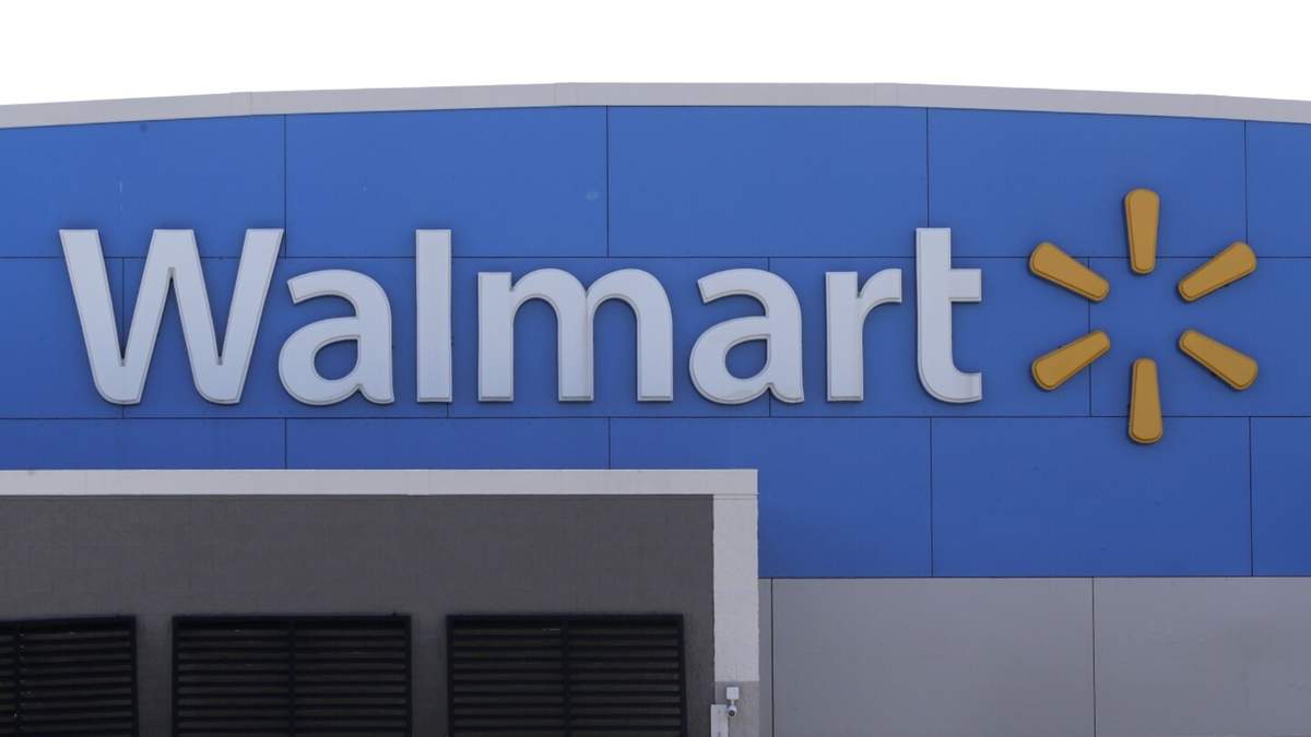 Un logotipo de Walmart se muestra fuera de una tienda Walmart