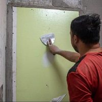 Neuquén amplía los montos de contrataciones a empresas para mantenimiento escolar
