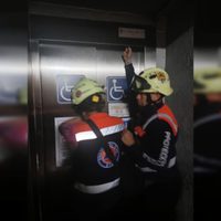Elevador se desploma con atletas de la Conade