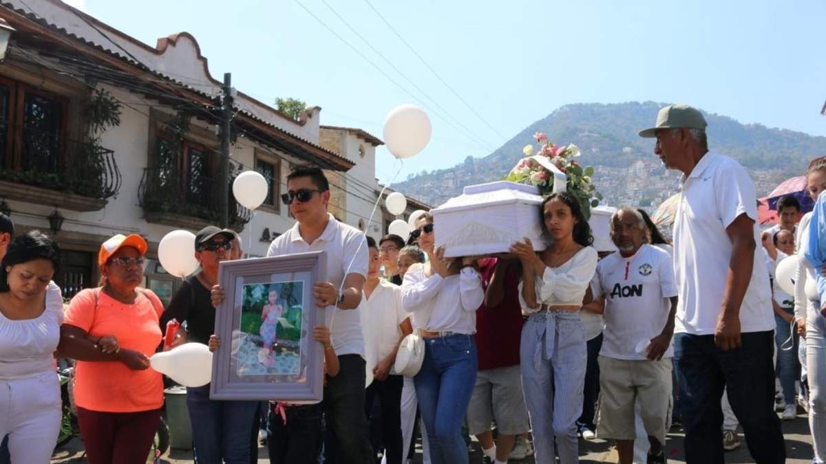 Cortejo fúnebre de Camila, niña asesinada en Taxco