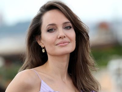 ¿Y ahora? Reaparece el misterioso y polémico hermano de Angelina Jolie. ¡Es igual!