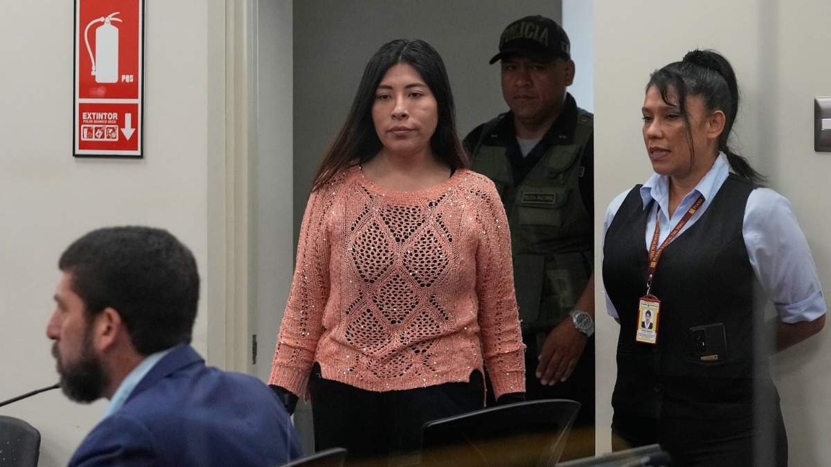 La ex primera ministra peruana Betssy Chávez llega a su juicio por cargos de rebelión y conspiración contra el Estado, el martes 18 de marzo de 2025