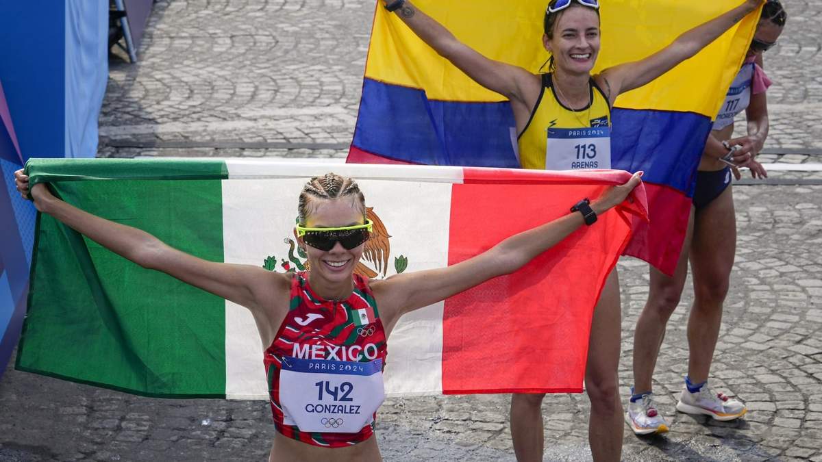 Alegna González después de cruzar la meta. A su lado, la colombiana Lorena Arenas, quien llegó en cuarto
