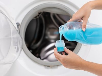 El secreto de las lavanderías para eliminar las manchas amarillas de la ropa en la zona de las axilas