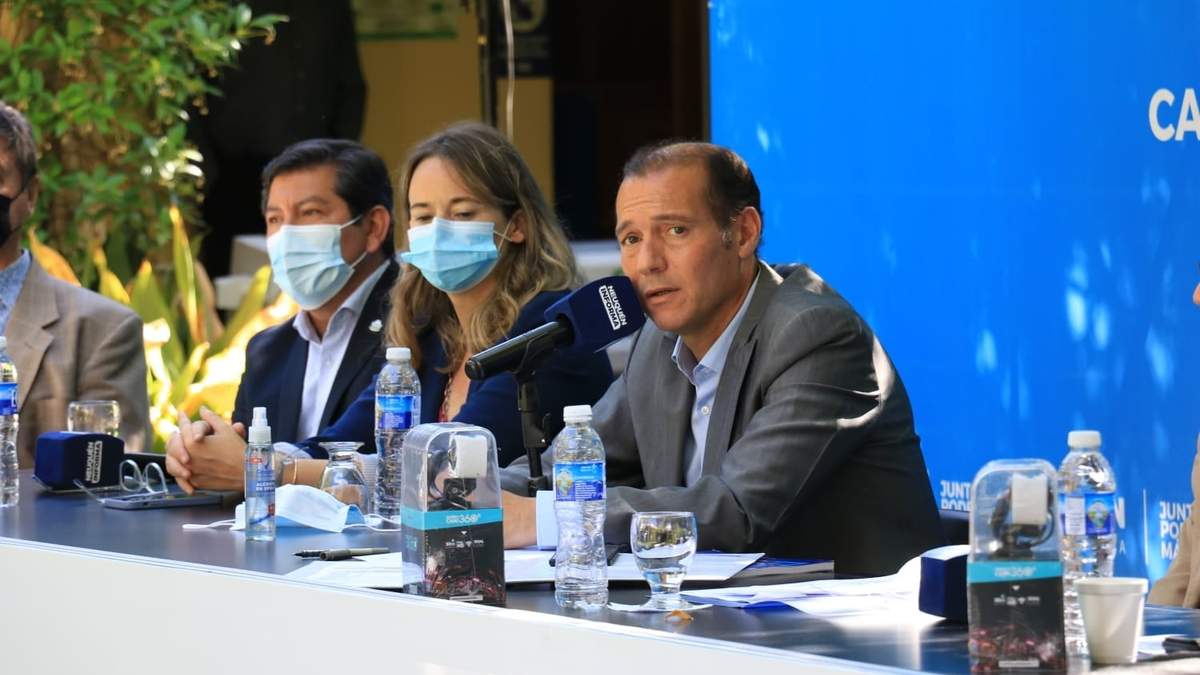 Omar Gutiérrez, gobernador de Neuquén, junto a autoridades provinciales. Fuente: (Twitter)