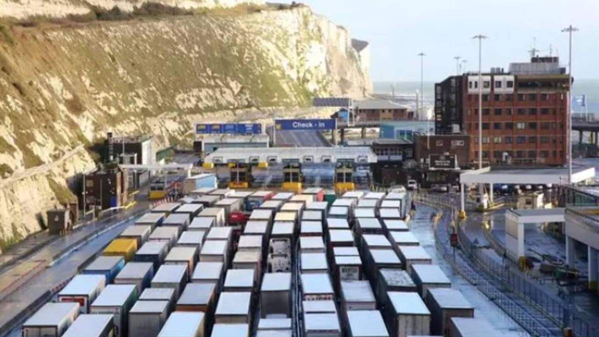 fILAS de camiones en el puerto de Dover