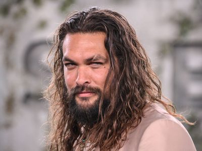 ¡Irreconocible! Jason Momoa sorprende con su imagen en este video ¿Es real o no? ¡Como nunca antes!
