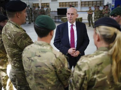 Gobierno británico compensará a veteranos homosexuales