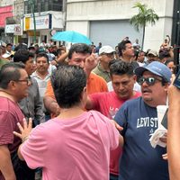A gritos y empujones, maestros de la CNTE impiden paso a “marea rosa” en plaza central de Tuxtla